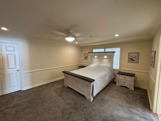 Building Photo - Remodelled Two Bedroom Condo with Ocean Views for Days!