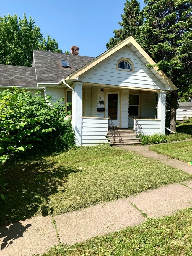 Building Photo - Duluth, MN. 4 bedroom - 1 bath - 1 off street parking - Single Family Home.