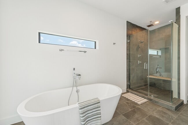 Building Photo - 2239 N MacGregor Way