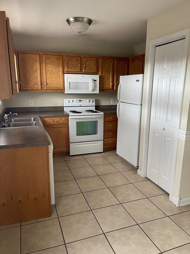 Building Photo - 2 Bdrm/1 Full & 2 Half Bath Condo ? Gray/J...