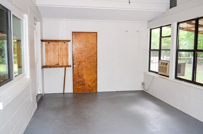 Building Photo - Hazel Heights 3 bedroom 2 bath concrete bl...