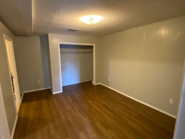 Building Photo - 1 bed 1 bath guesthouse apartment in Rossv...