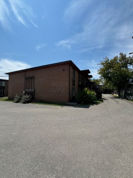 Building Photo - 3600 Hillsboro Pike