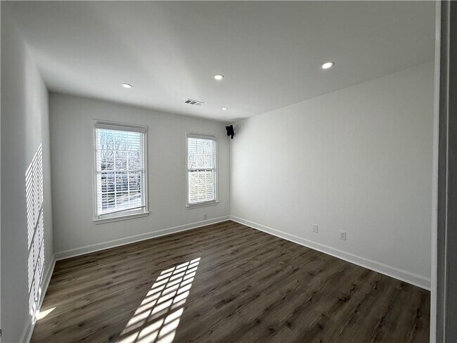 Building Photo - 4865 Chesterfield Ct