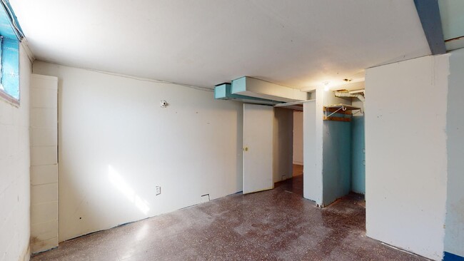 Building Photo - AVAILABLE AUGUST 1st! Newly Remodeled 3 Be...