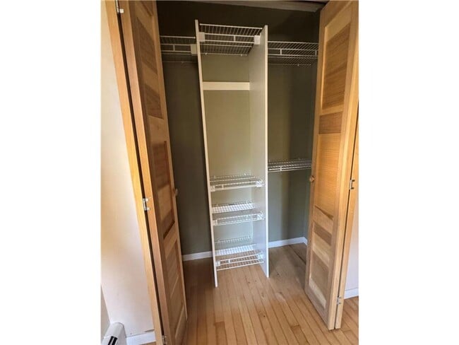 Building Photo - Bright, Stylish Corner 2 Bedroom Unit in an Awesome Location!