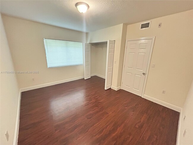 Building Photo - 2880 Pine Tree Dr