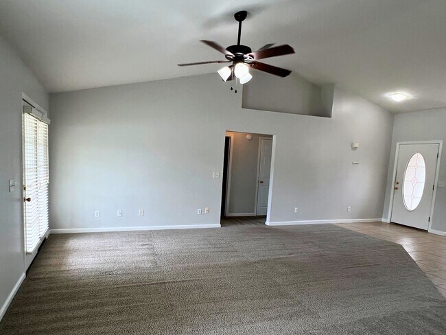 Building Photo - 3/2 centrally located!!