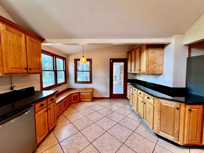 Building Photo - Brick ranch on half acre lot in Virginia B...