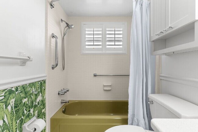Building Photo - "Spacious 2-Bed, 2-Bath Condo Oasis in Prime Clearwater Location – 55+ COMMUNITY