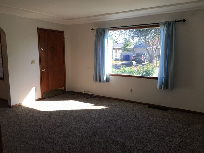 Building Photo - Adorable2 bedroom SE Portland home with 1/2 acre large backyard.