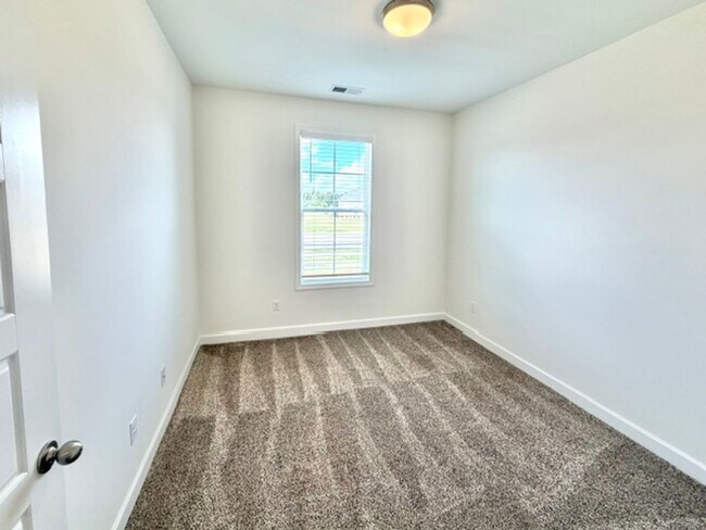 Building Photo - 130 Primrose Ln