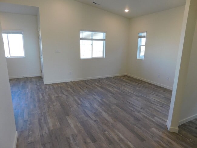 Building Photo - WALKING DISTANCE TO COMMUNITY