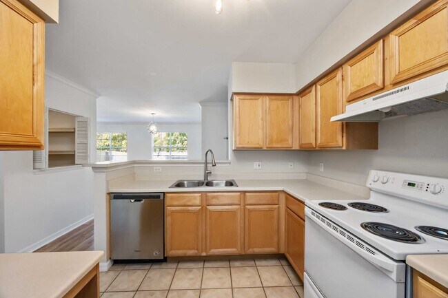 Building Photo - Spacious 1/1 unit available now for annual rent