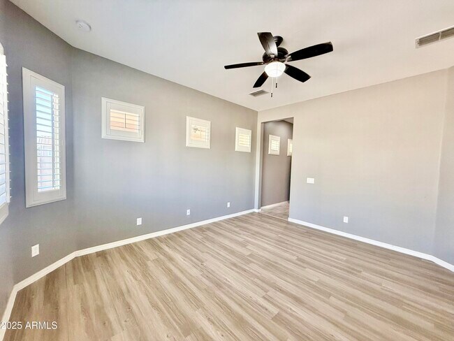 Building Photo - 980 E Knightsbridge Way