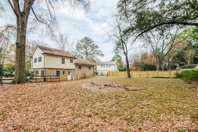 Building Photo - 7029 Yorktowne Dr