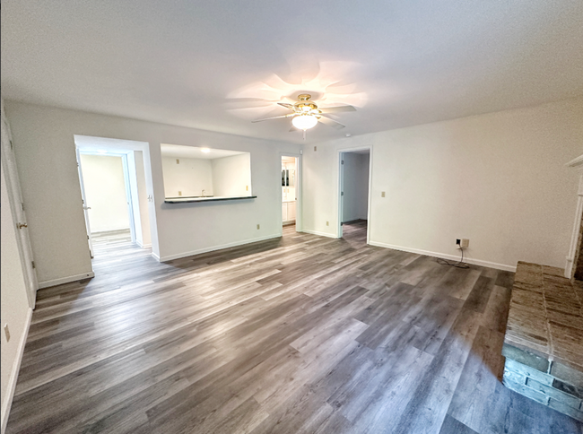 Building Photo - Elegant 4-Bedroom Home in Beautiful Lake S...