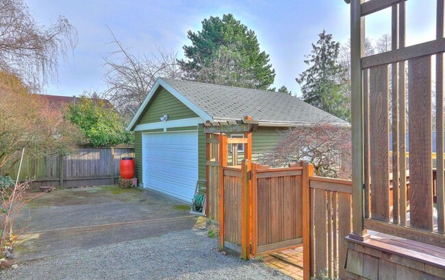 Building Photo - Huang Duplex
