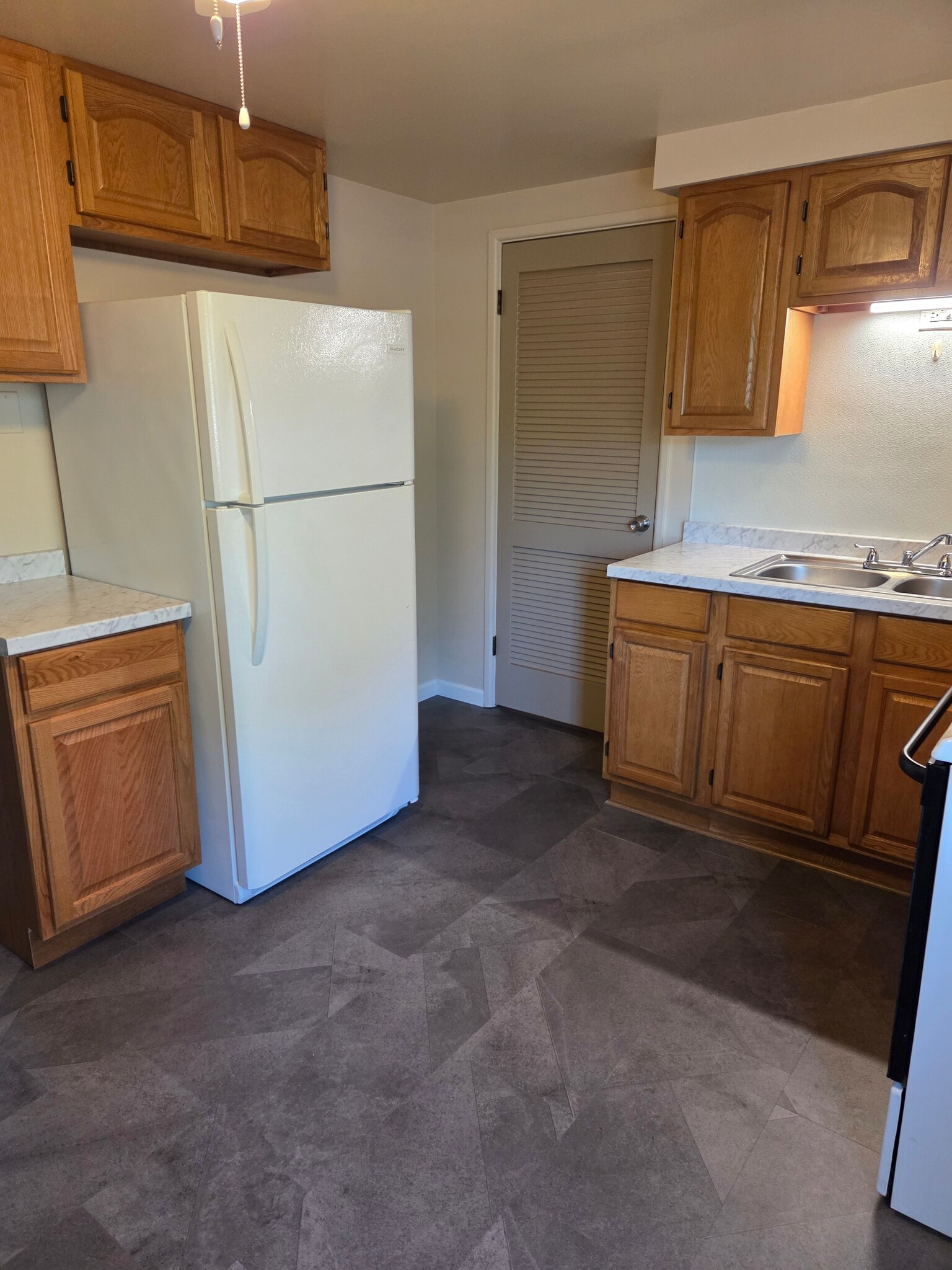 Lots of kitchen cabinets and drawers. - 102 Stonecrest