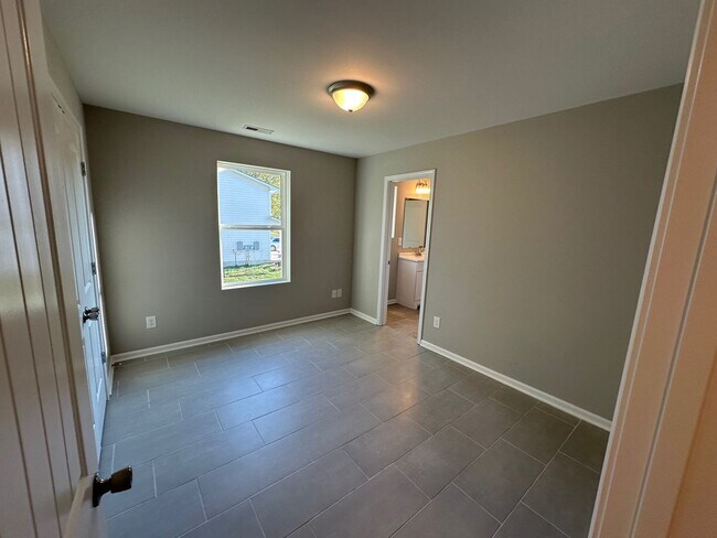 Building Photo - Modern 3 Bedroom, 2.5 Bath Townhouse in Columbia! Apply-your application fee will be credited to ...