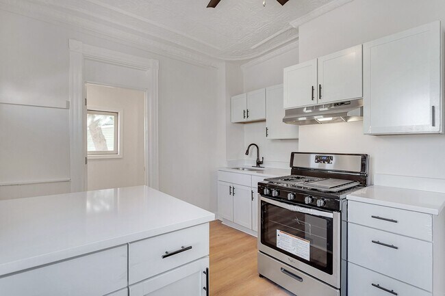 Building Photo - Updated 2 Bed, 1.5 Bath Home in Bloomfield...