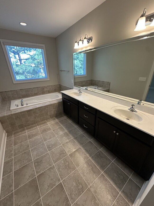 Building Photo - 3 Bedroom 2.5 Bathroom Townhome!