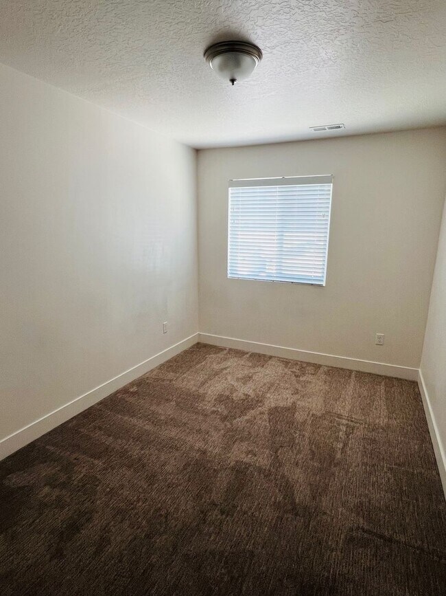 Building Photo - Beautiful new construction town home with ...