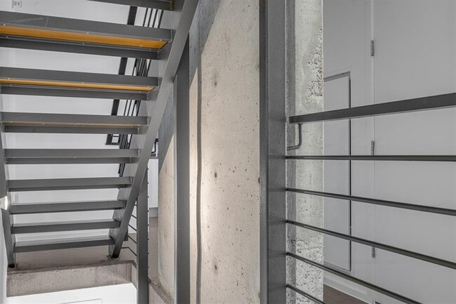 Building Photo - 2301 S 5th St