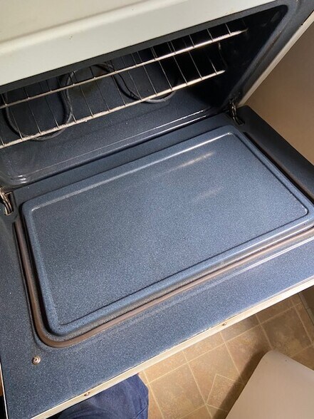 Spotless oven - 27 Forrestal Ln
