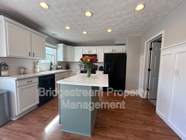 Building Photo - 282 Hess Ct