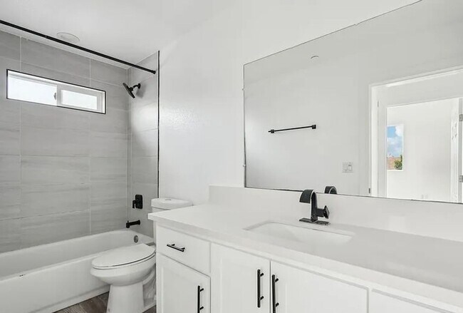 Building Photo - 4BED/3BATH IN BOYLE HEIGHTS!