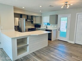 Building Photo - 1006 Wildwood Rd