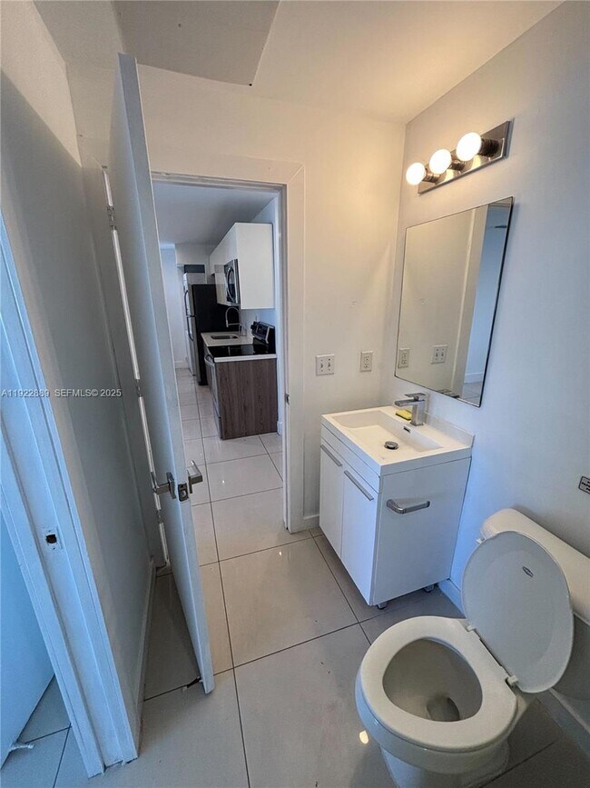 Building Photo - 829 SW 18th Ave