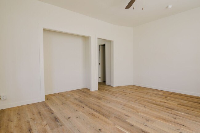 Interior Photo - Oxford III