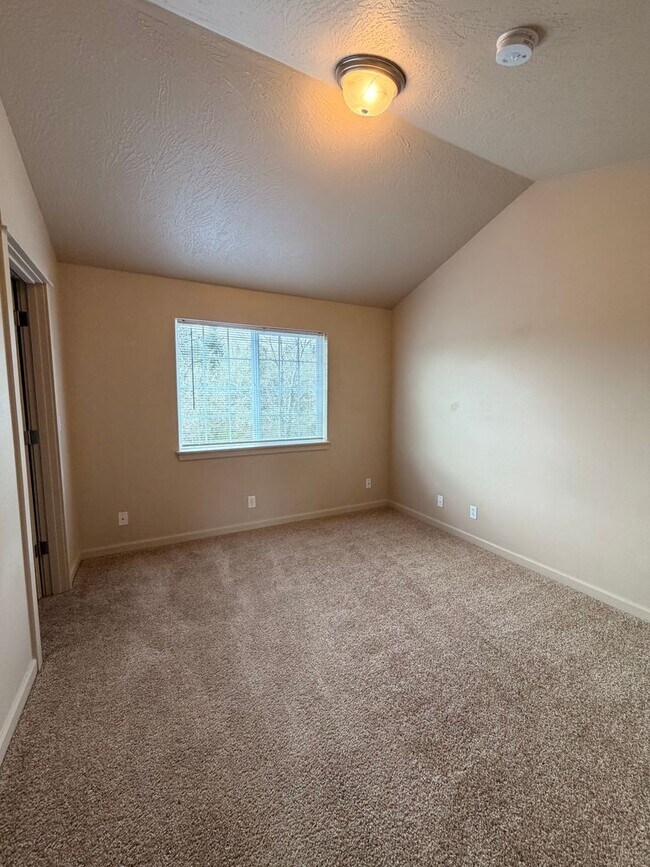 Building Photo - 3-Bedroom Duplex in Lowell