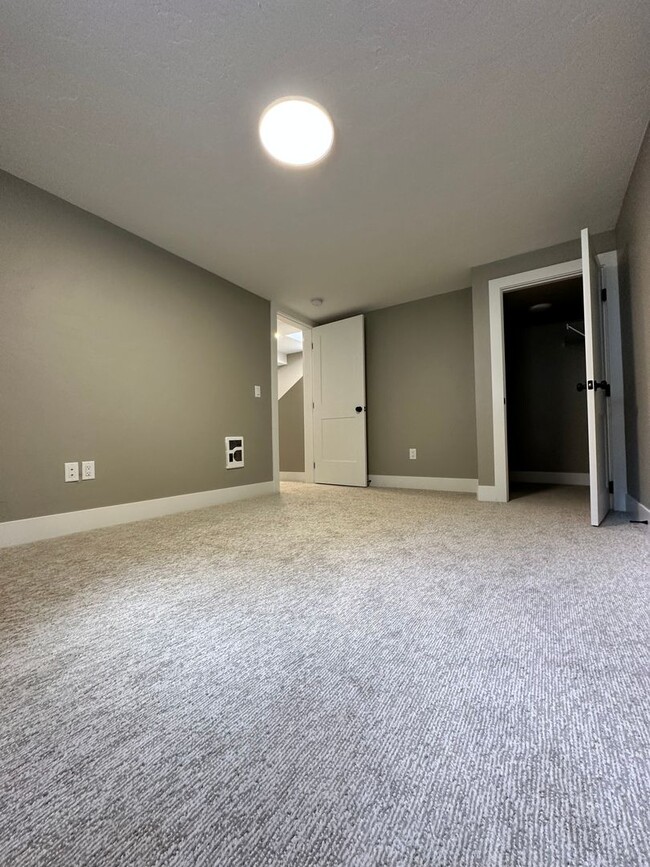 Building Photo - Gorgeous PET FRIENDLY fully remodeled house