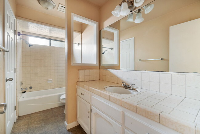 hall bathroom - 5079 E BREMER AVE