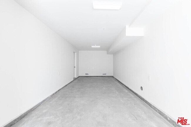 Building Photo - 758 1/2 N Ridgewood Pl