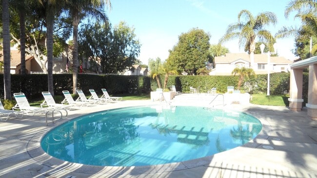 Building Photo - End-Unit 3BR 2.5BA Townhome w/ 2 Car Attached Garage