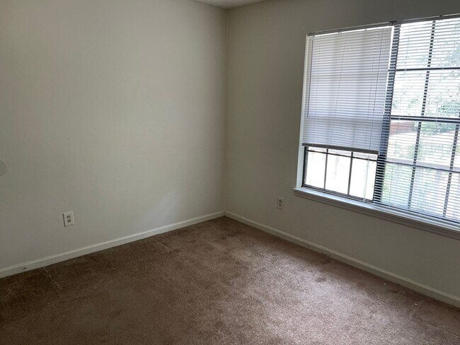 Building Photo - 2BED/1BA upstairs unit NE Tallahassee