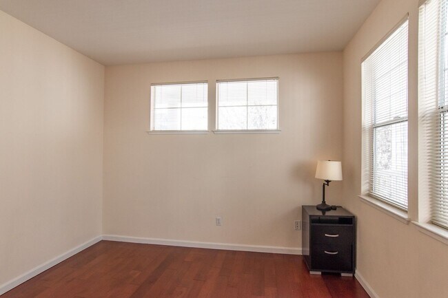 Building Photo - Light & Bright Top Floor Condo Near Apple ...