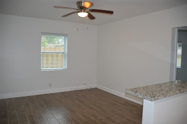 Building Photo - 823 NE 14th Ct