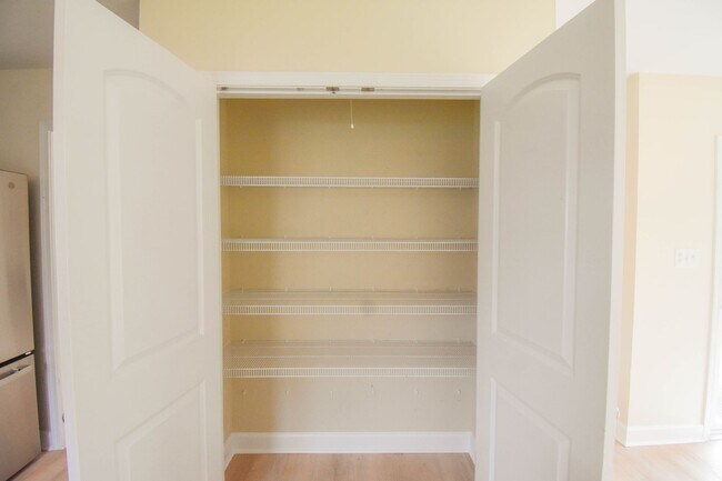 Building Photo - 3 Bedroom 2 Bathroom with Garage