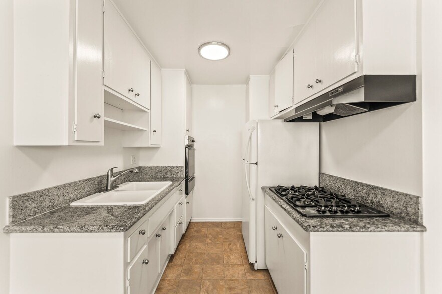 Building Photo - 714 W Knoll Dr