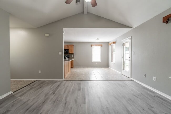 Building Photo - Freshly Updated 3 Bed, 2 Bath Home in Fort...