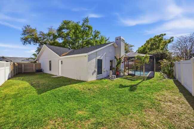 Building Photo - Pool Home