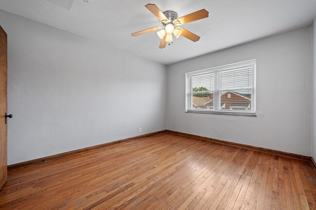 Building Photo - 5821 Lindenwood Ave