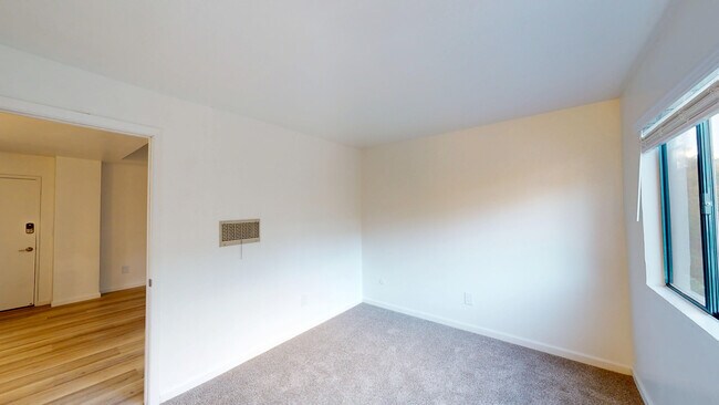 Building Photo - 515 B St