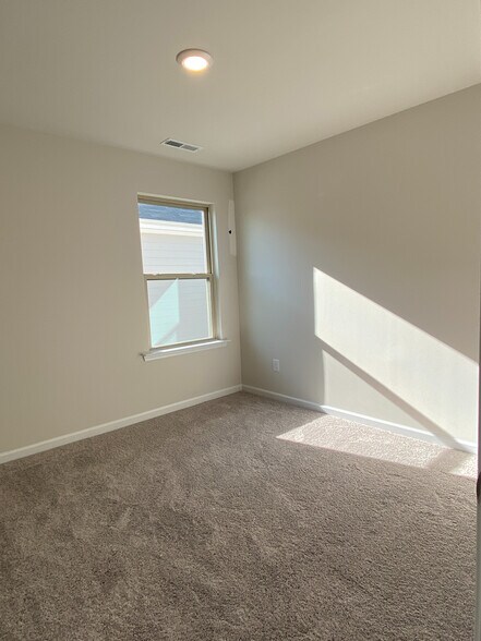 Building Photo - Room in House on Maylen Trace