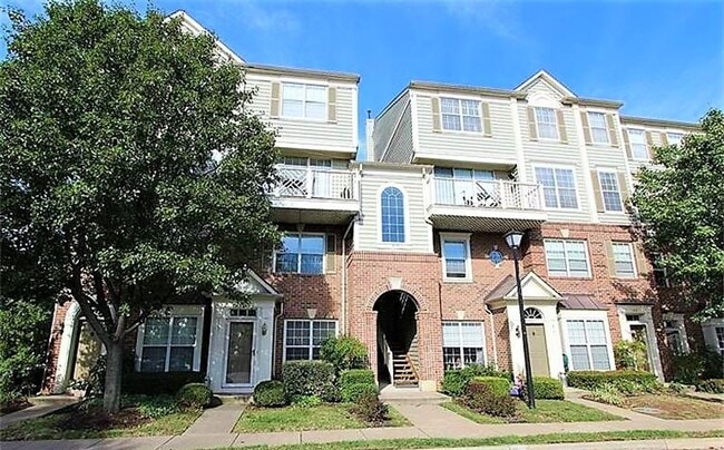 Primary Photo - Beautiful Top Floor 2 Level 2 Bed 2.5 Bath Condo In Sought After Kingsgate Community